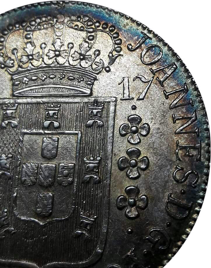 Detalhe de pátina arco-iris em moeda de 960 réis 1817 R recunhada sobre 8 soles argentinos 1815 - Variante 65A