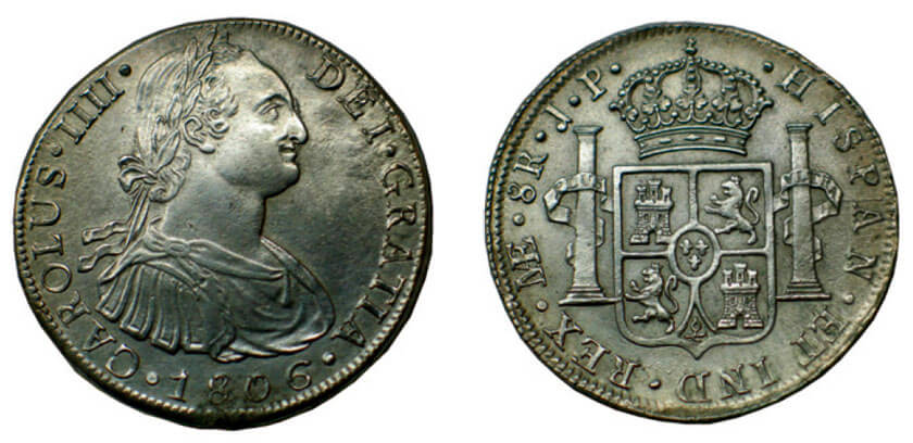 Moeda de 8 reales 1806: No anverso, busto de Carlos IV ao centro e a legenda 'CAROLUS · IIII · DEI · GRATIA ·'. No Reverso, brasão de armas da Espanha e a legenda '· HISPAN · ET IND · REX · ME · 8R · J · P ·' (ME = Lima)