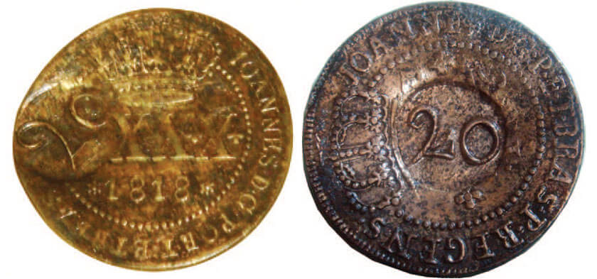 Moeda de LXXX réis com carimbo de 20 (à esquerda), recuperada em escavações arqueológicas, em exposição no Museu do Forte do Presépio. À direita, o mesmo carimbo, aplicado em moeda de XL réis de 1816, pertencente ao acervo do Museu do Forte do Presépio (não está em exposição).