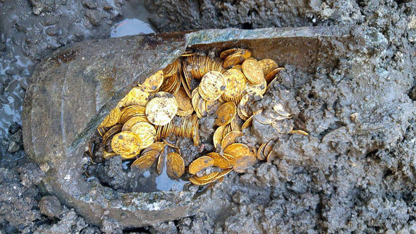 Apesar da quantidade de lama, o ouro não absorve a sujeira do local e as moedas ficarão brilhando com aplicação do conhecimento arqueológico na limpeza e conservação