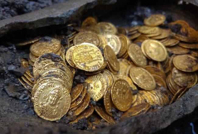Não sabemos exatamente quantas moedas foram encontradas na ânfora do Teatro Cressoni, mas para qualquer numismata, essa é uma bela foto