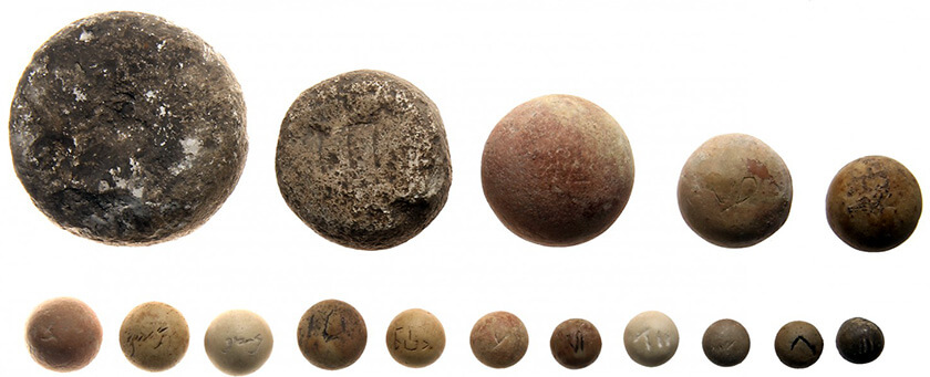 Pedras antigas chamadas sequel (shekels) ou siclo, da idade do ferro III (séculos IX a VII a.C.) e do período Herodiano (século I e II d.C), utilizadas pelos hebreus para medidas: 1 libra: 116,53g (sem inscrição), 3/10 de libra: 83,4g (com inscrição), 8 shekel: 91,35g (com inscrição), 4 Shekel: 43,3g (com inscrição), 2 Shekel: 22,7g (com inscrição), 1 shekel: 11,0g (com inscrição), 1 Nezef (5/6 Shekel): 9,4g (2 peças, cada uma com inscrição), 1 Pim (2/3 Shekel): 8,4g (com inscrição), 1 Beka (1/2 Shekel): 5,4g (2 peças, uma com inscrição e outra sem), 8 Gerah: 4,3g (com inscrição), 7 Gerah: 4,1g (com inscrição), 6 Gerah: 3,0g (com inscrição), 5 Gerah: 2,9g (com inscrição), 3 Gerah: 2,0g (com a inscrição)
