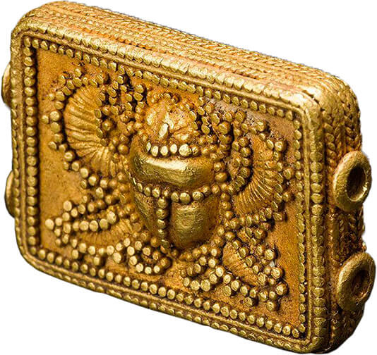 Placa de ouro com motivos em técnica de granulação típica das jóias fenícias, inspirada pela iconografia egípcia, um escaravelho com asas. Período estimado: 900-500 a.C., - Dimensões: 2,9cm X 2,0cm X 0,5cm - Foto de Claudio Bader